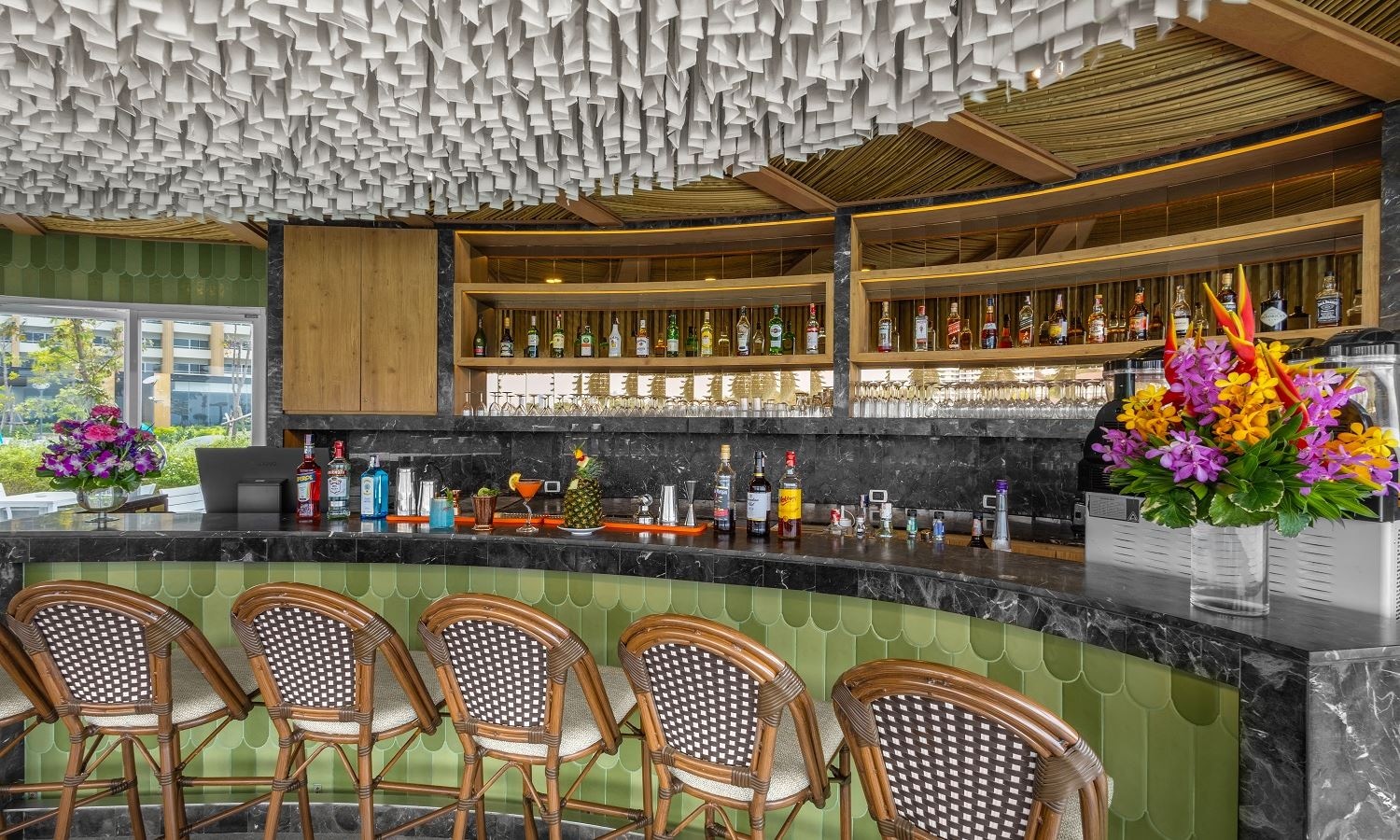 bars-sky-aquarium-pool--bar--royal-cliff-beach-hotel-poolside