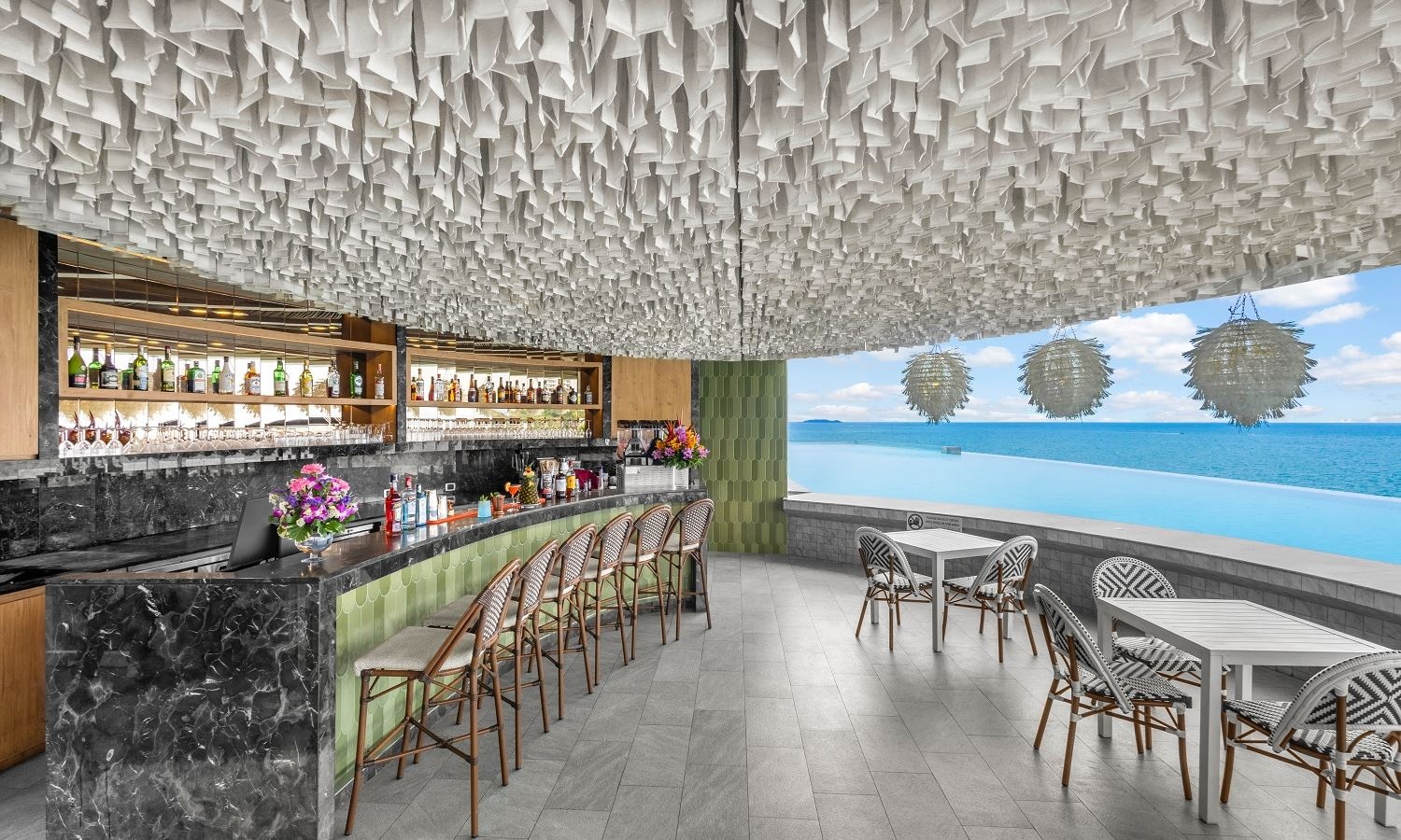 bars-sky-aquarium-pool--bar--royal-cliff-beach-hotel-poolside