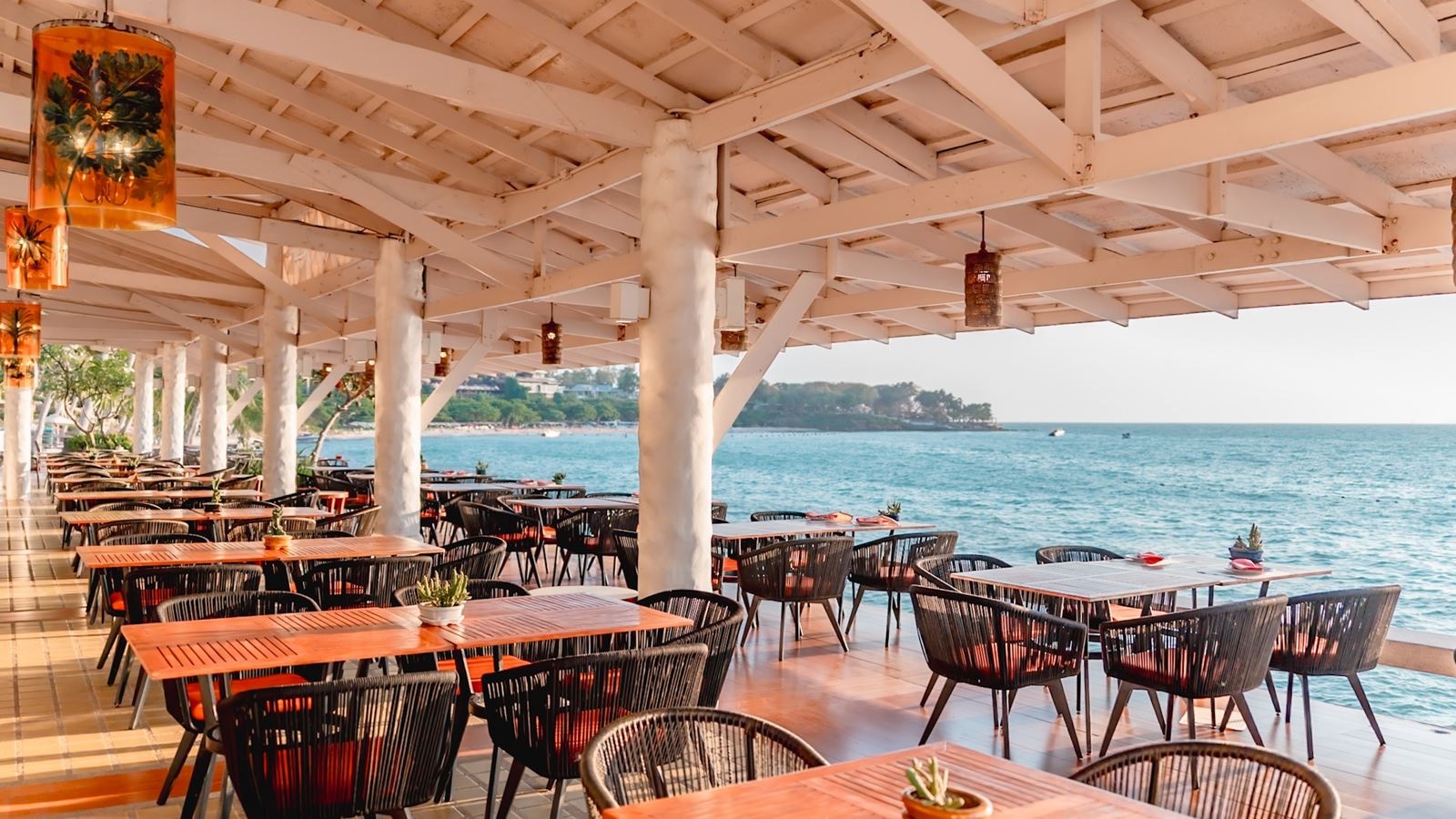 restaurants-breezeo---exotic-beachfront-seafood