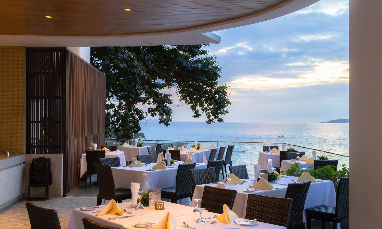 restaurants-larn-thong--authentic-thai-traditions