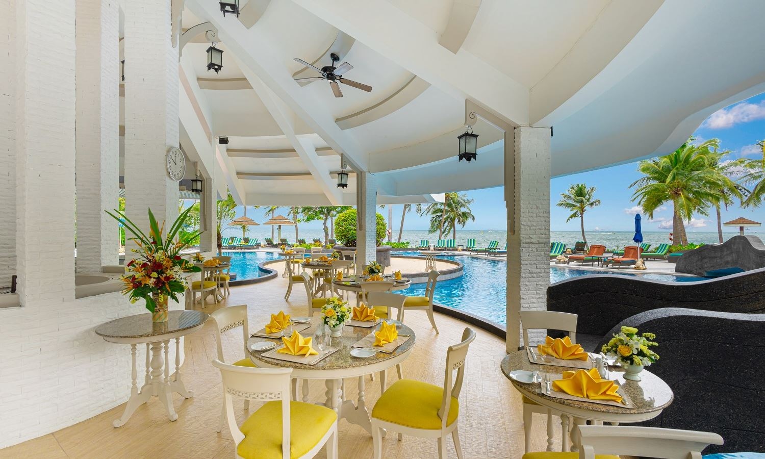 restaurants-la-ronde--pool-sensation