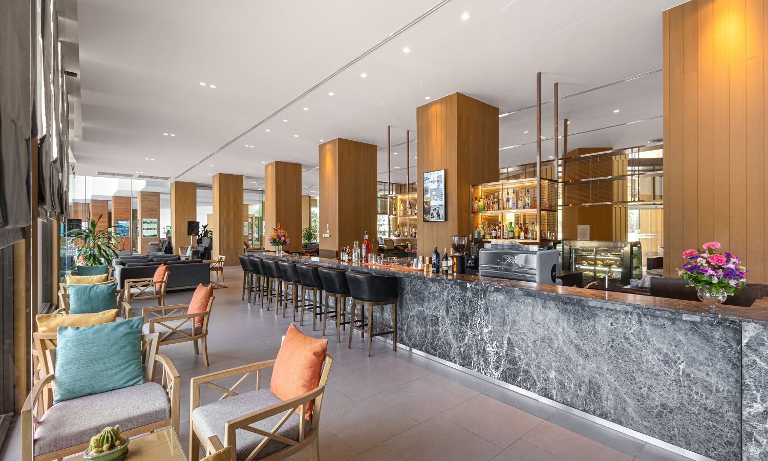 bars-the-bar--royal-cliff-beach-hotel