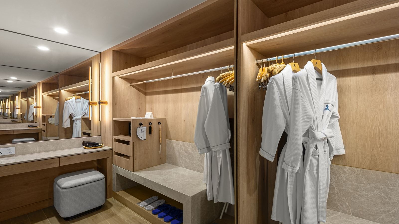 rooms-one-bedroom-modern-regency-suite