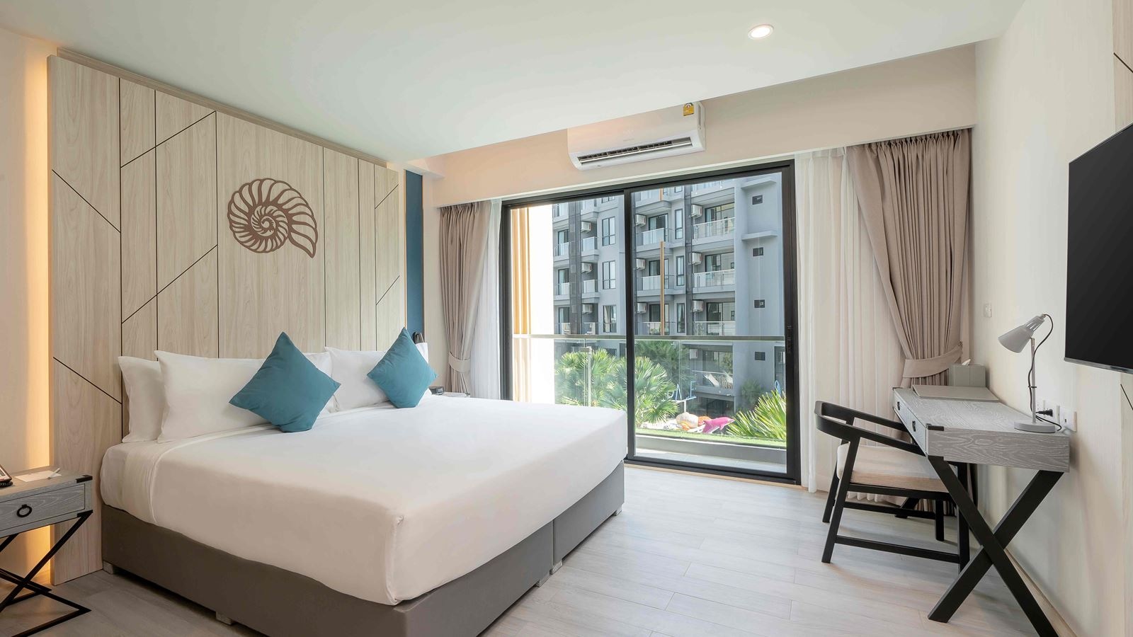 rooms-deluxe-pool-view-room