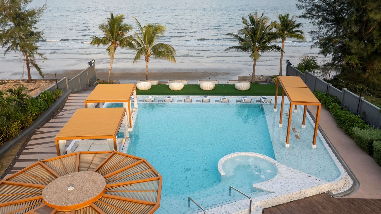 restaurants-carapace-beach-club