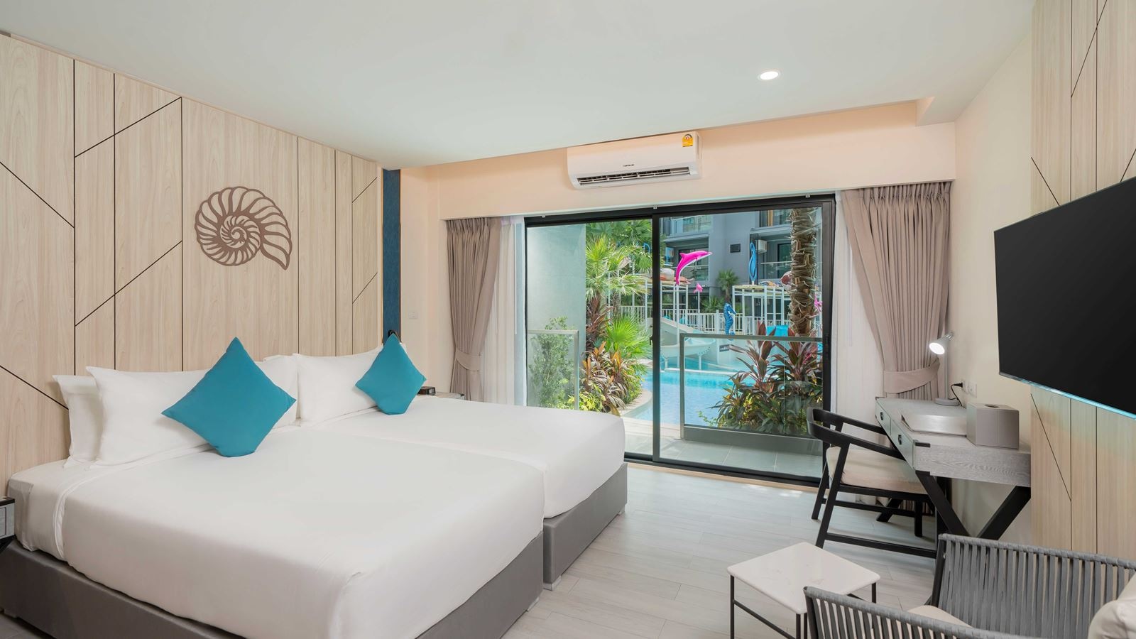 rooms-deluxe-pool-access-room