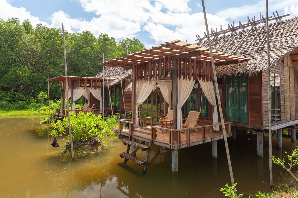 rooms-jacuzzi-suite-water-villa