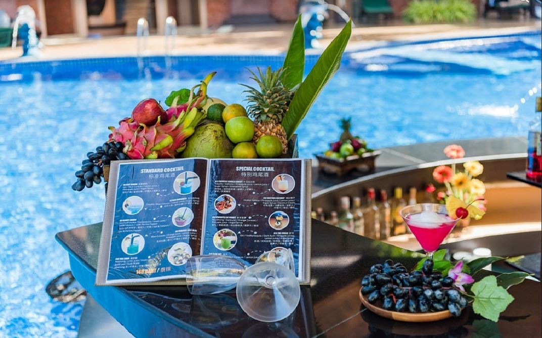 bars-swim-up-pool-bar