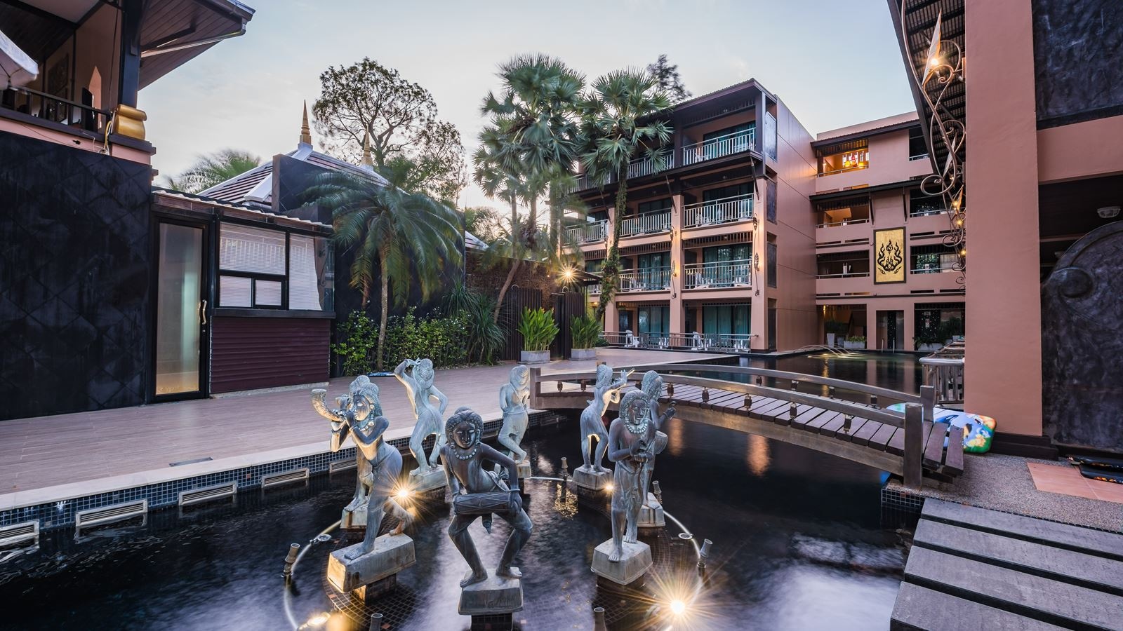 rooms-pool-access-room