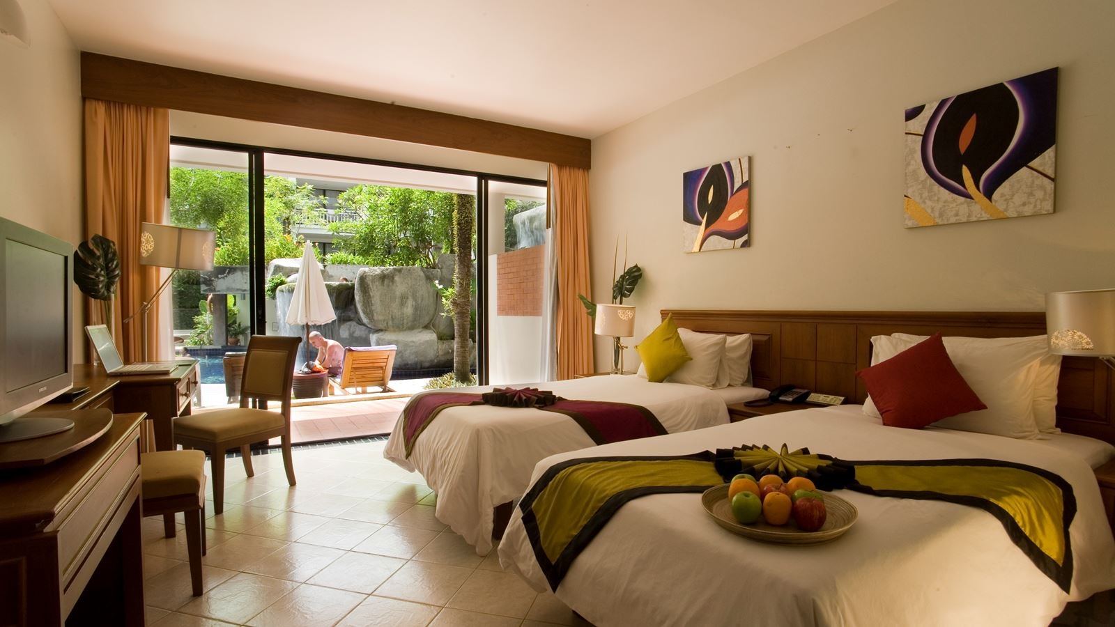 rooms-deluxe-pool-view