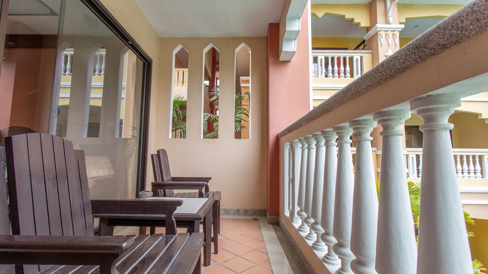 rooms-deluxe-pool-view