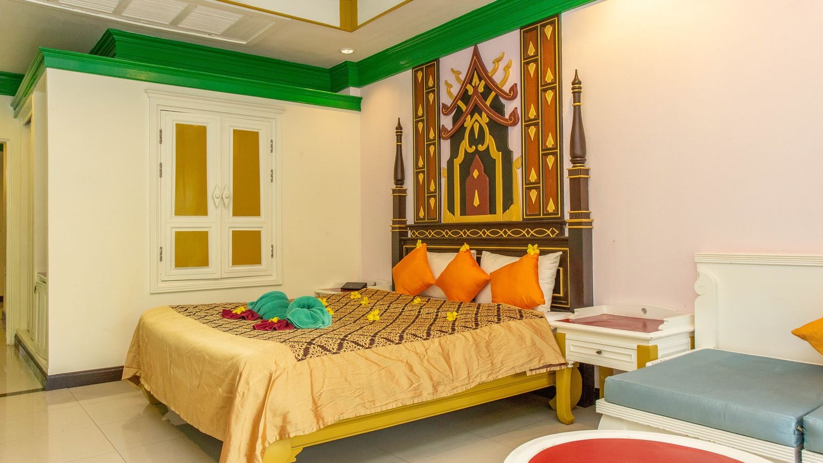 rooms-suite-pool-view