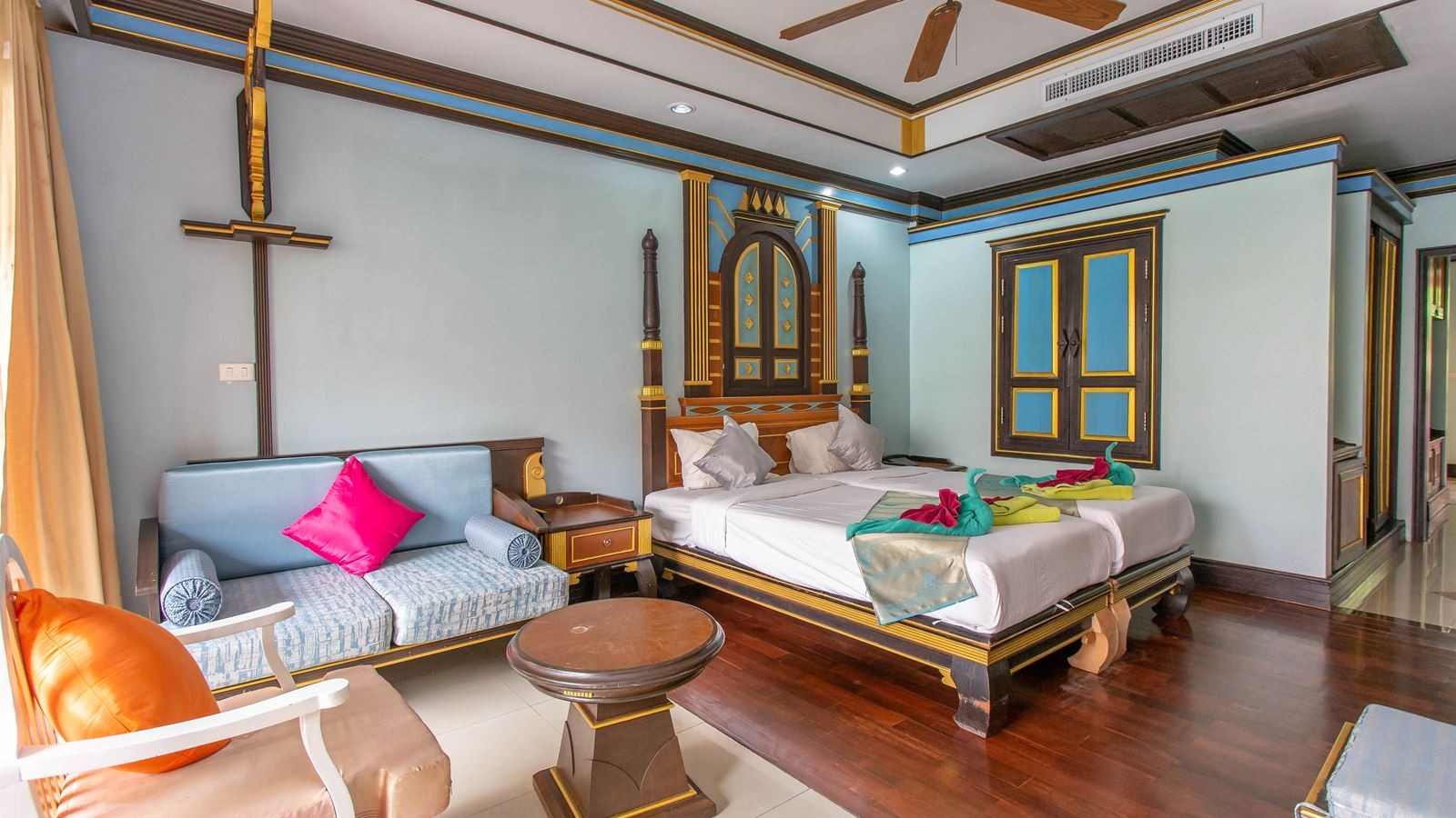 rooms-suite-pool-view