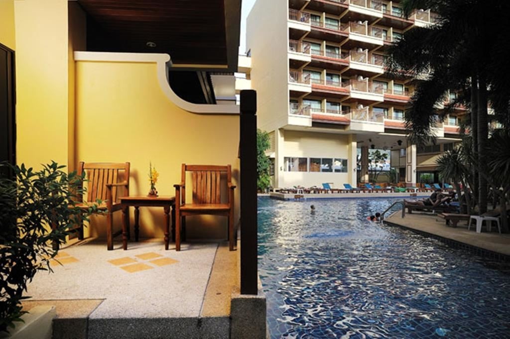 rooms-pool-access-room