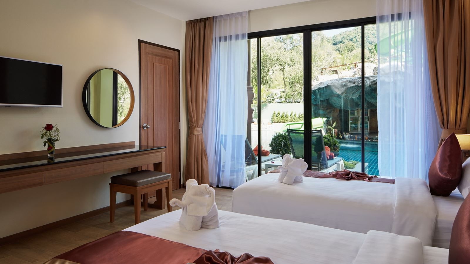 rooms-pool-access-fantasy