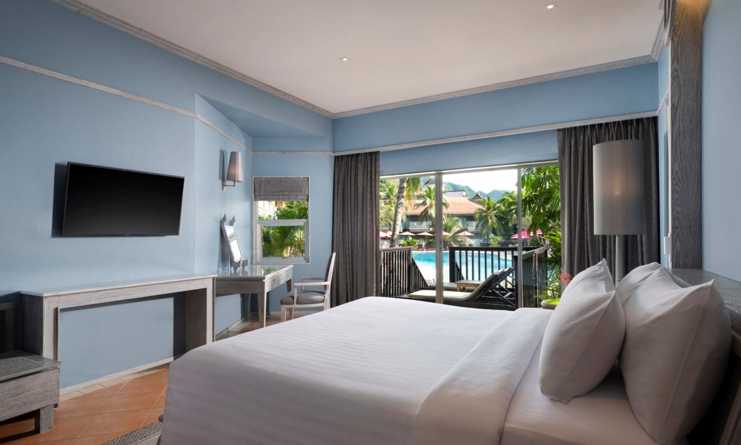 rooms-deluxe-pool-view-room