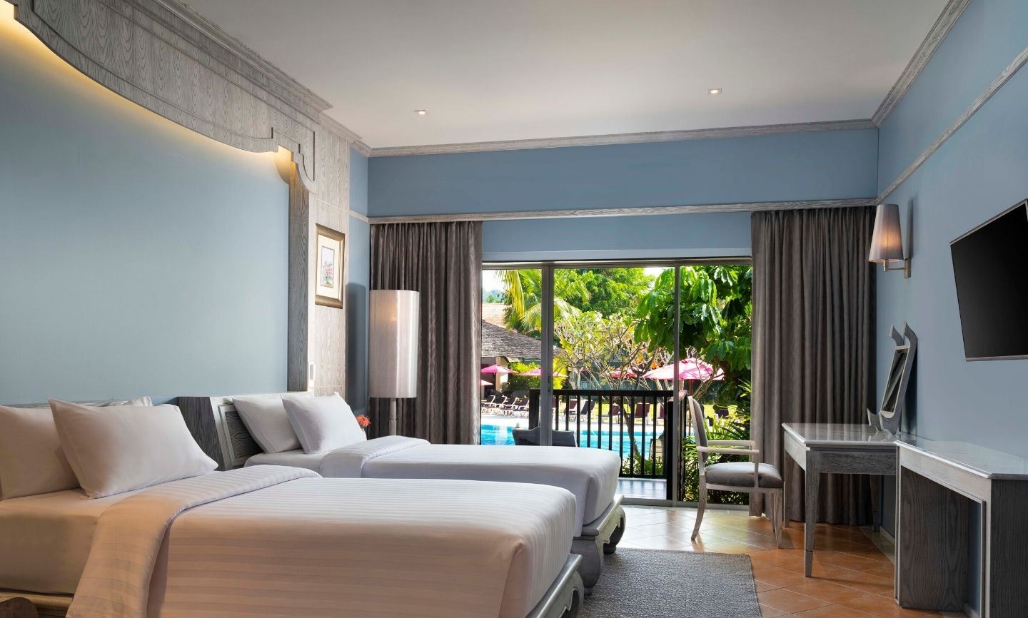 rooms-deluxe-pool-view-room