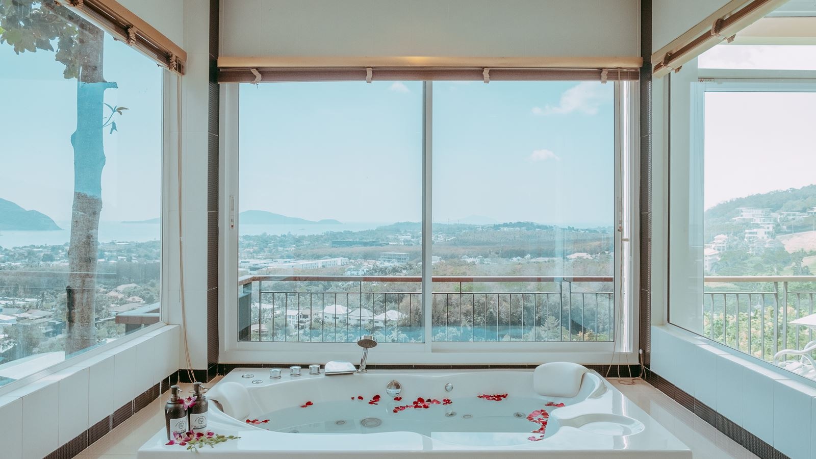 rooms-jacuzzi-suite-sea-view