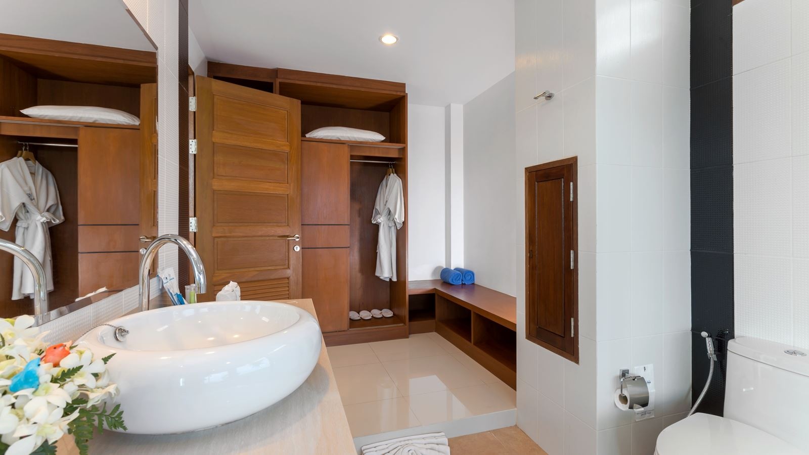 rooms-jacuzzi-suite-sea-view