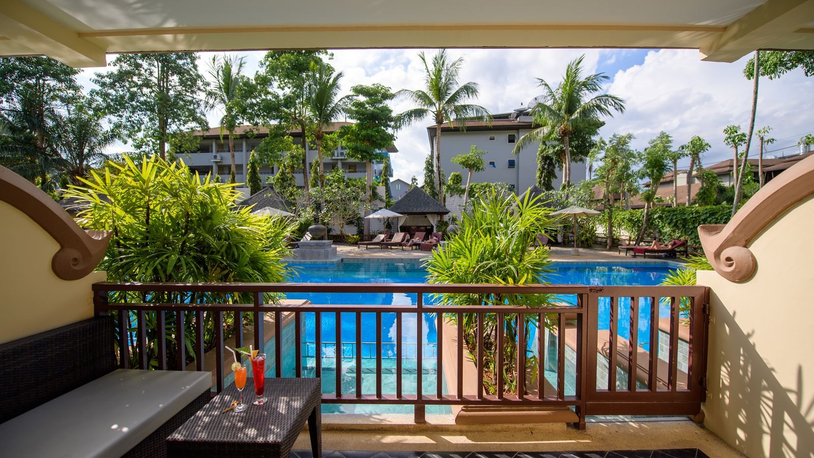 rooms-deluxe-pool-access-jacuzzi