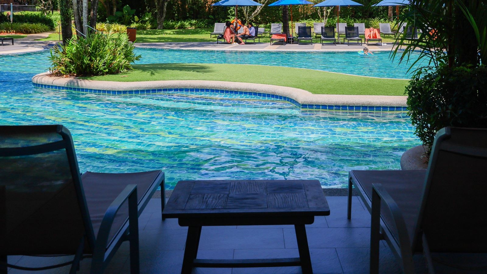 rooms-family-pool-access-room