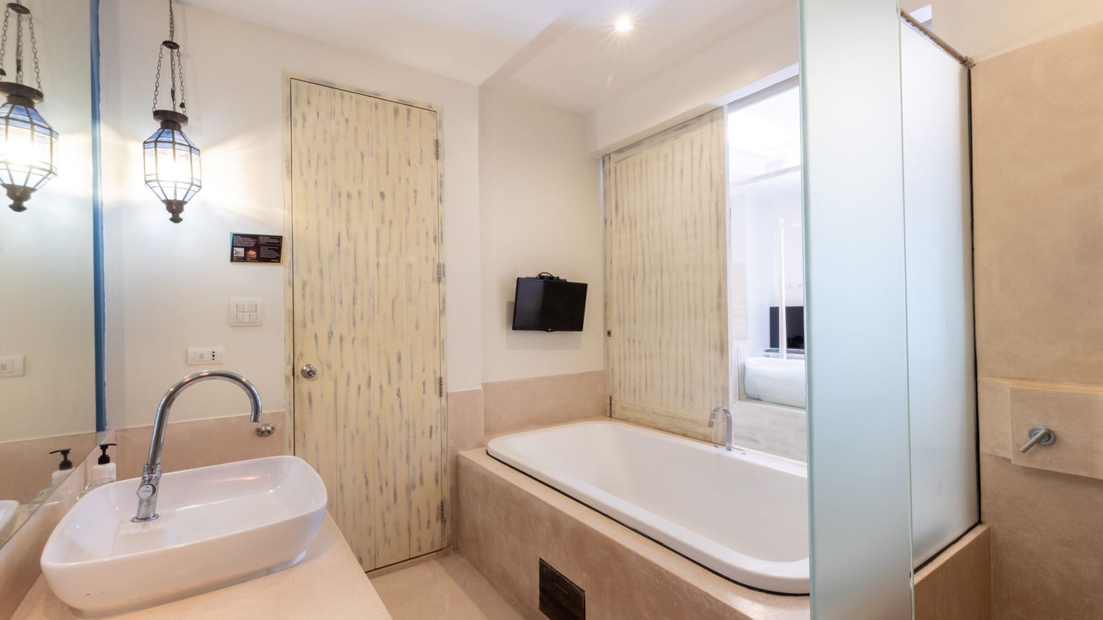 rooms-honeymoon-suite