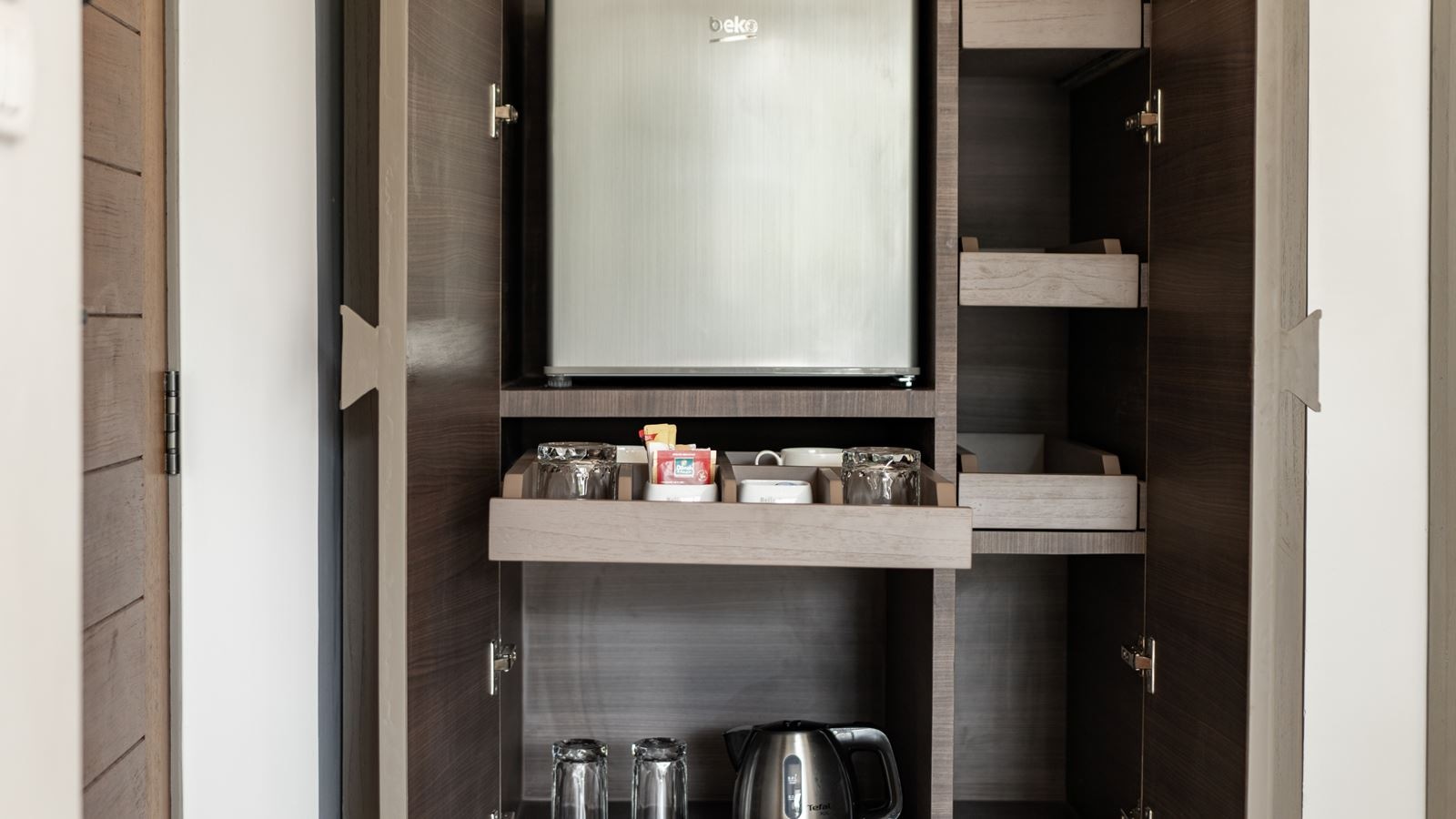 rooms-deluxe-pool-view-room