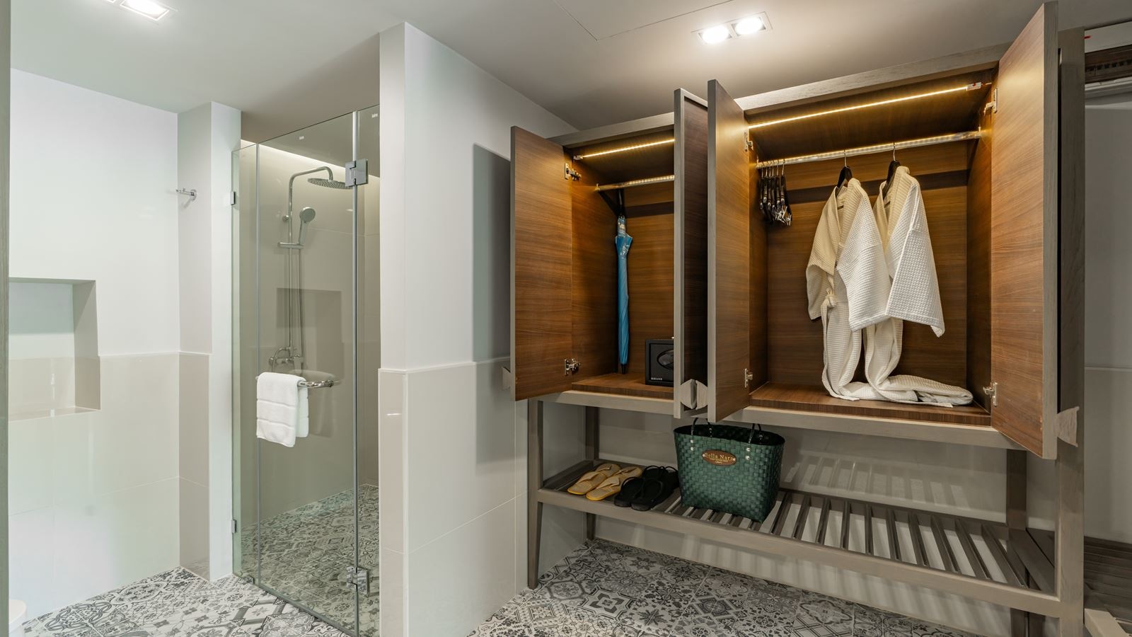 rooms-grand-deluxe-jacuzzi-access-room