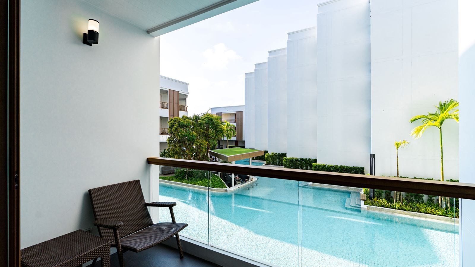 rooms-deluxe-pool-view-room