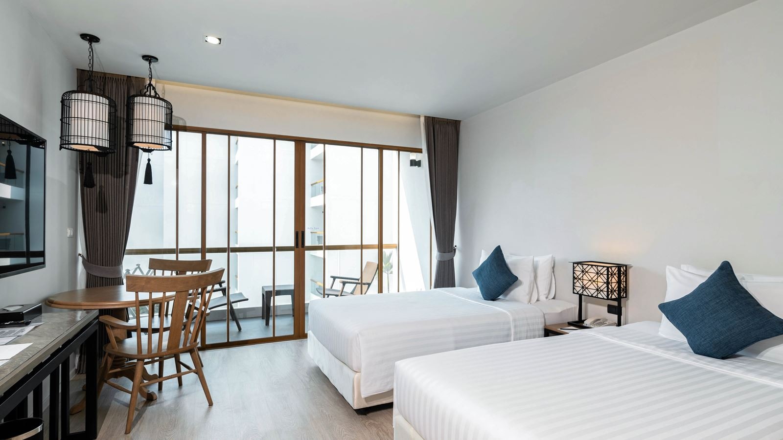 rooms-deluxe-pool-view-room