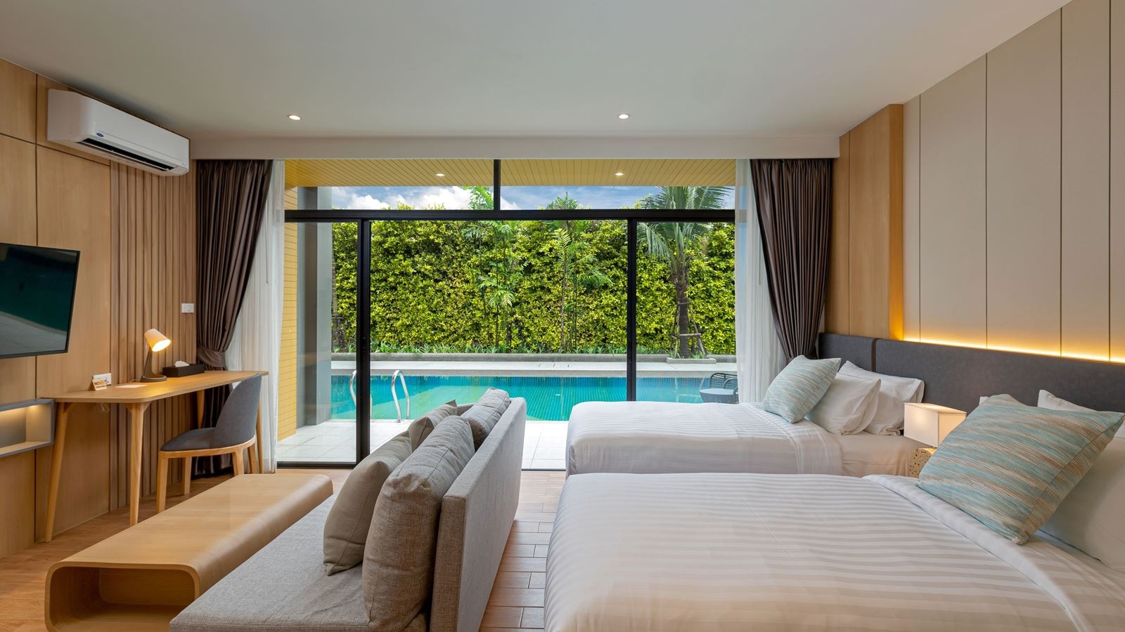 rooms-deluxe-pool-access