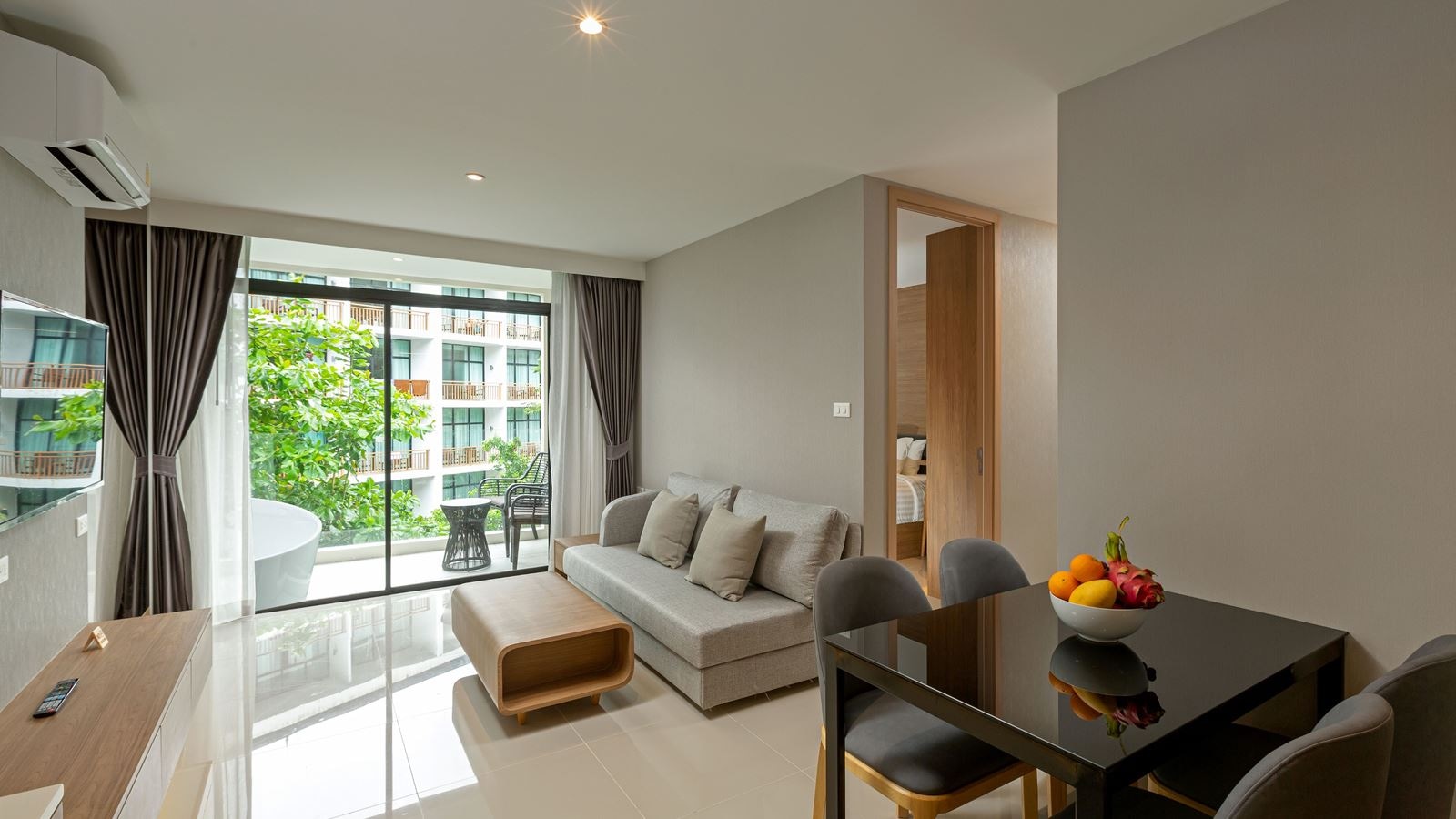 rooms-family-suite-with-outdoor-bathtub