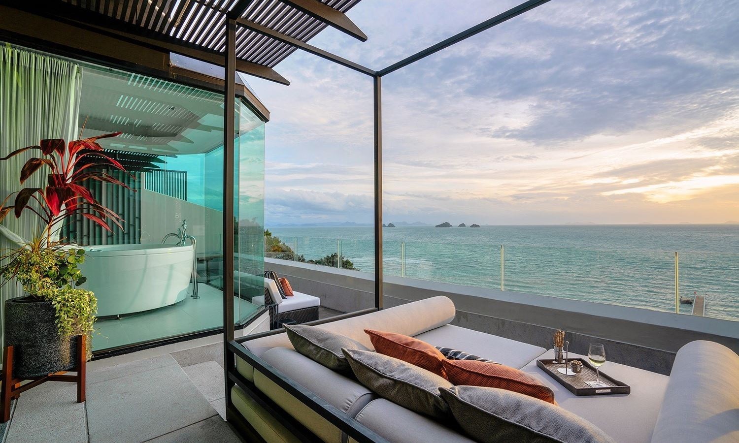rooms-club-panoramic-ocean-view-suite