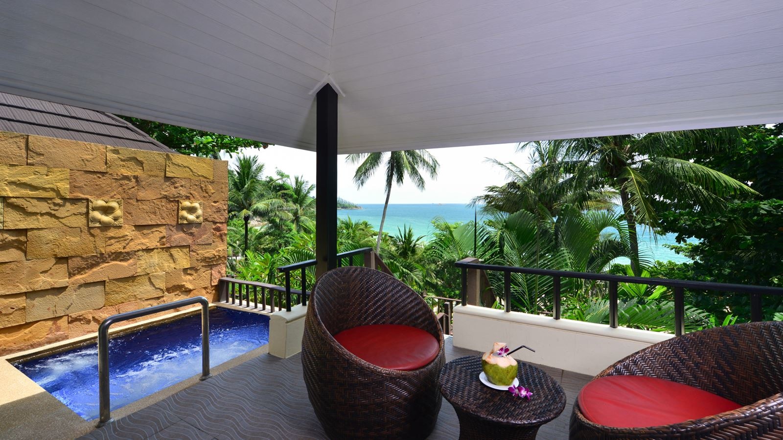 rooms-deluxe-jacuzzi-sea-view