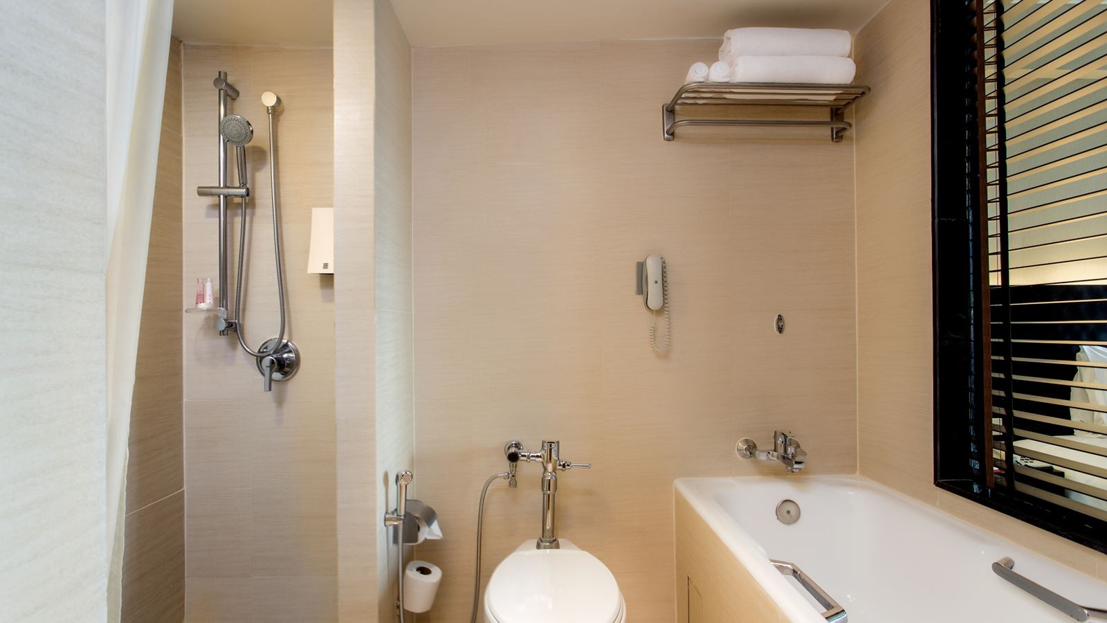 rooms-deluxe-riverview-room