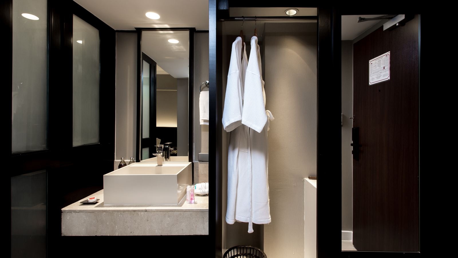 rooms-deluxe-riverview-room