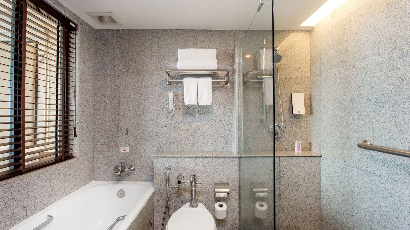 rooms-executive-deluxe-riverview-room