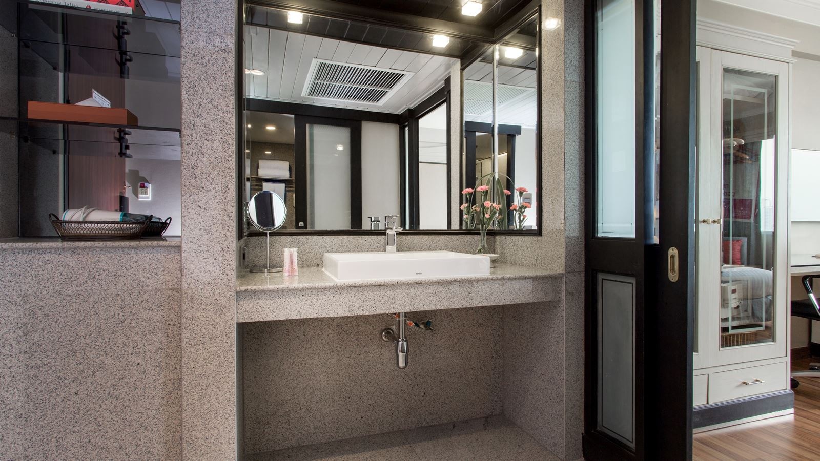 rooms-executive-deluxe-riverview-room