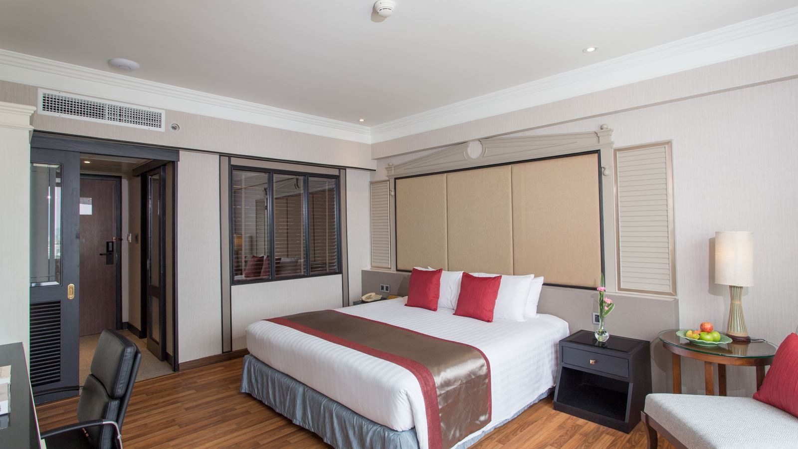 rooms-executive-deluxe-riverview-room