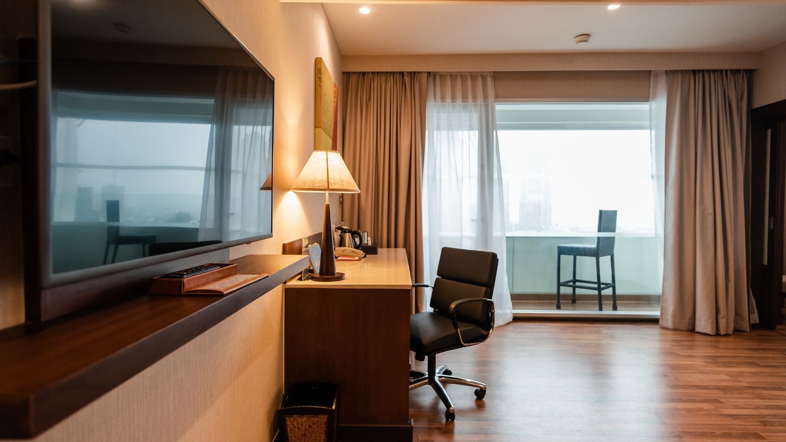 rooms-balcony-suite-riverview-room