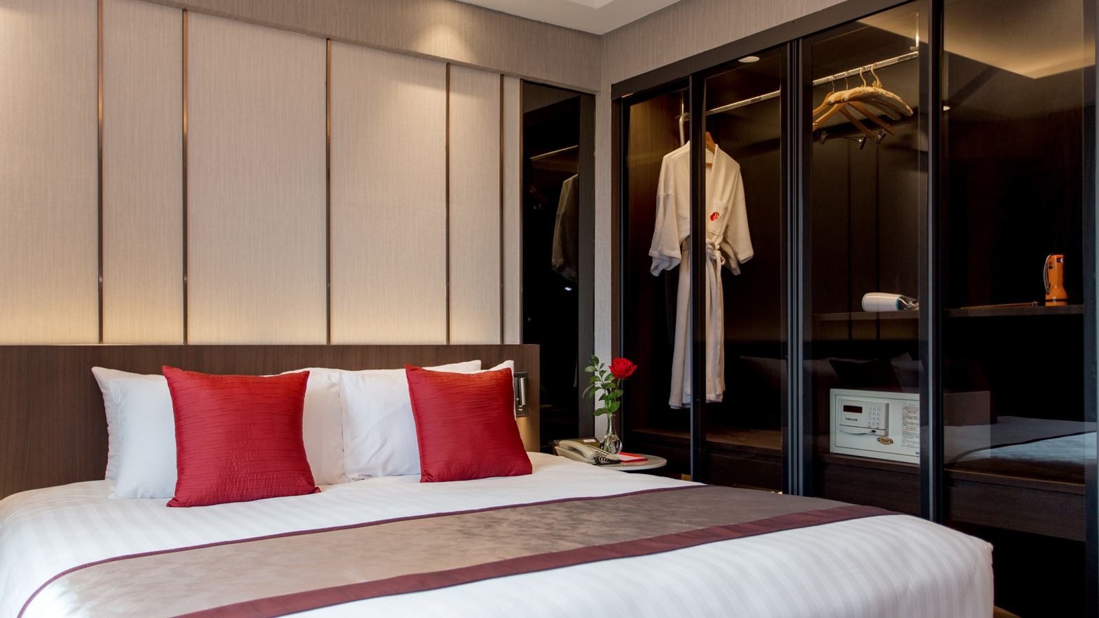 rooms-premiere-suite-riverview-room