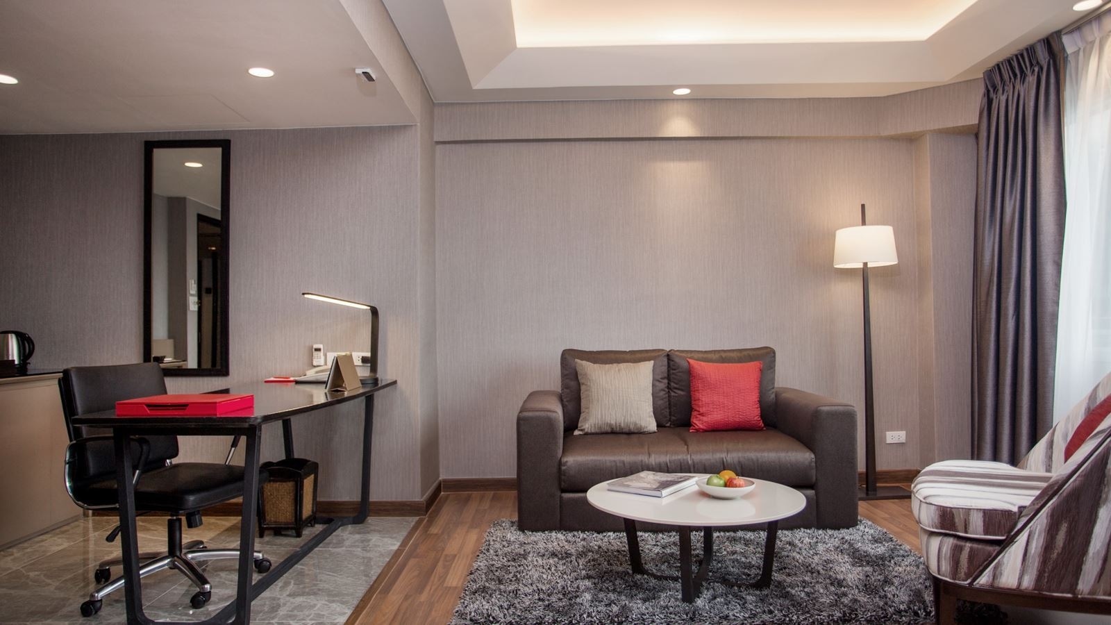 rooms-premiere-suite-riverview-room