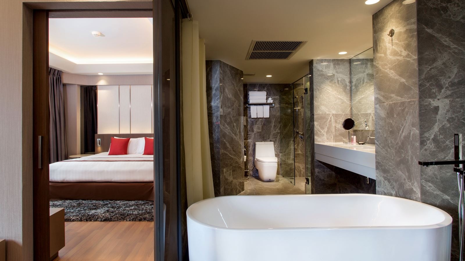 rooms-premiere-suite-riverview-room