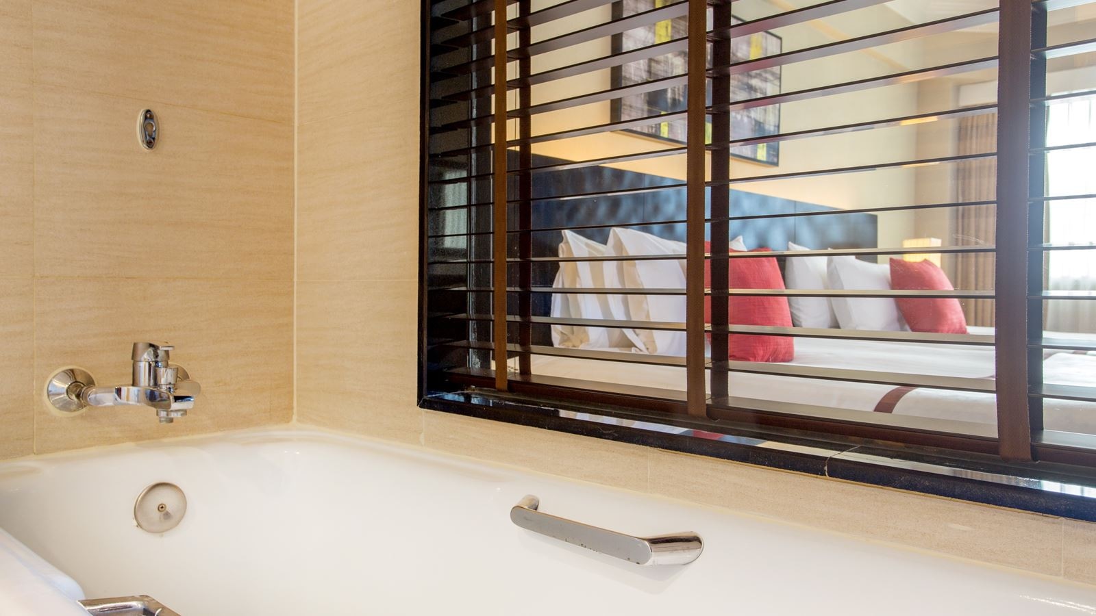 rooms-deluxe-riverview-room