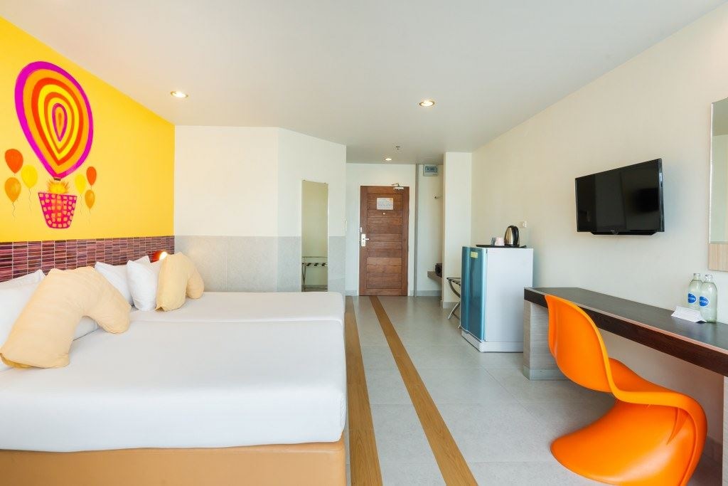 rooms-deluxe-pool-view-room