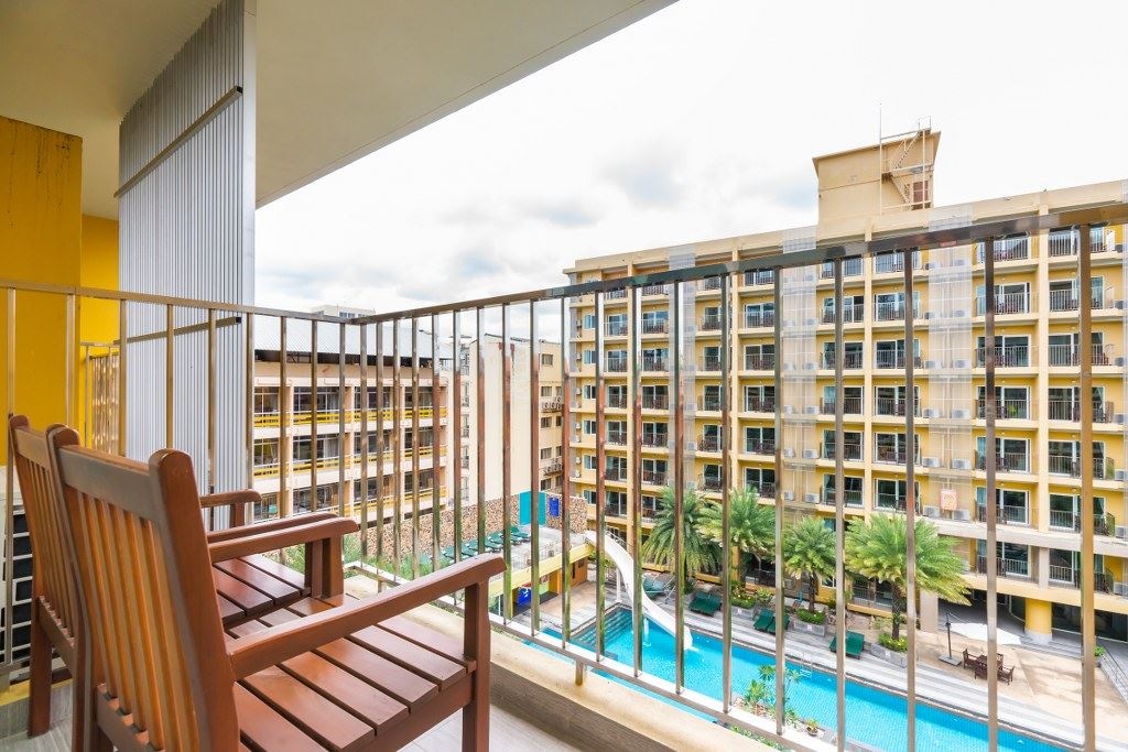 rooms-deluxe-pool-view-room