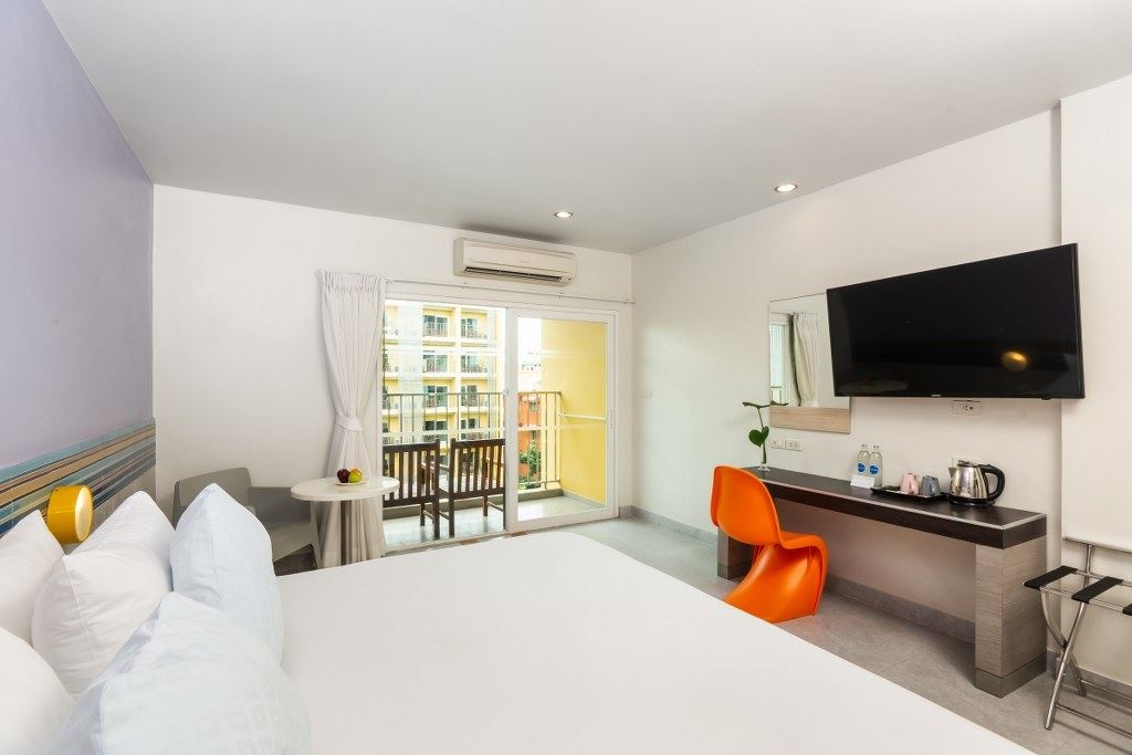 rooms-deluxe-pool-view-room