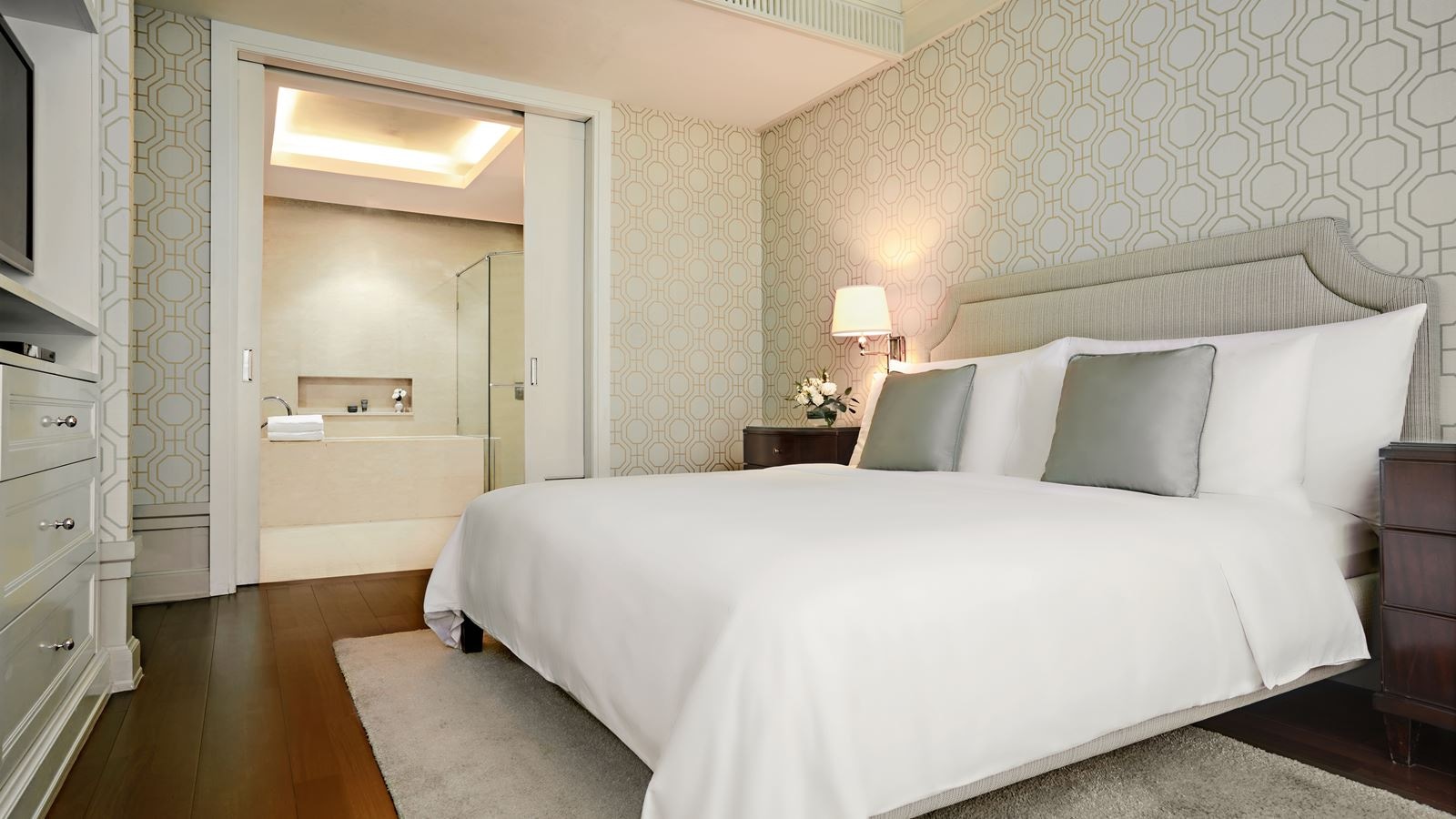 rooms-one-bedroom-suite-city-view