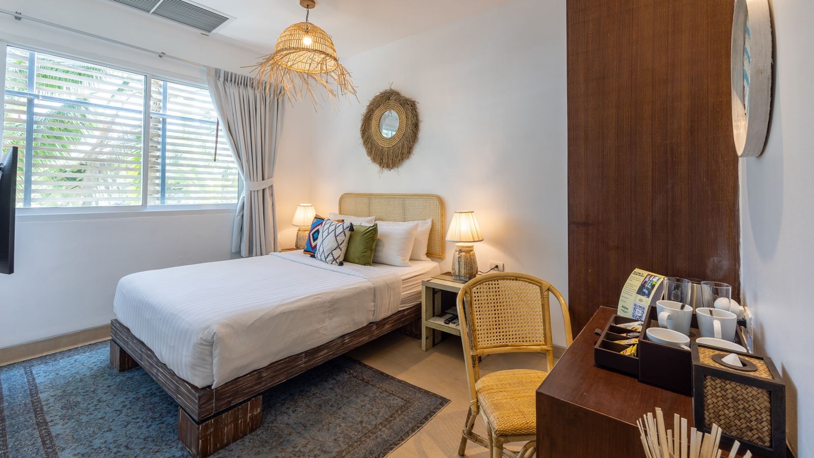 rooms-deluxe-queen-room