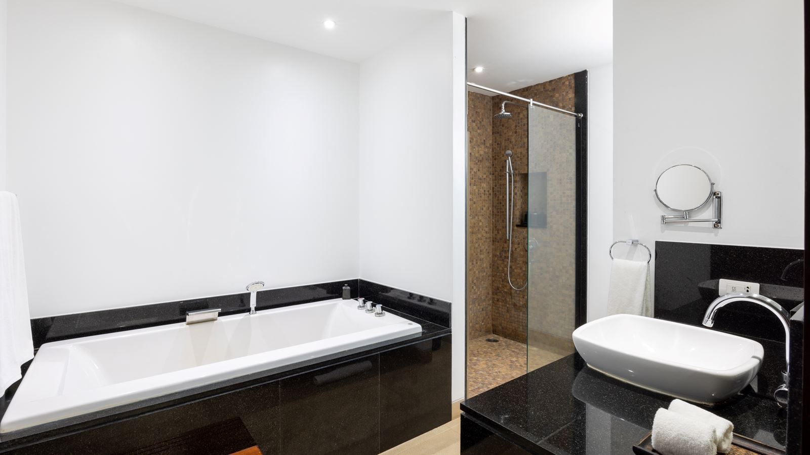 rooms-deluxe-king-room